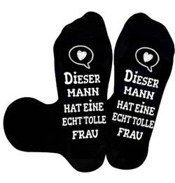 Hochzeitstag Geschenke für Männer Socken mit Spruch DIESER MANN HAT EINE ECHT TOLLE FRAU Lustige Geschenke für Pärchen Meine Freunde, Witzige Socken Paar Geschenk zum Valentinstag Jahrestag für Ihn von UEOTO