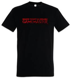 Urban Backwoods Never Trust A Smiling Gamemaster Herren T-Shirt Schwarz Größe 3XL von Urban Backwoods