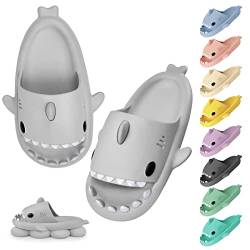 Vertvie Unisex Hai Hausschuhe Damen Badeschuhe Herren Shark Slippers rutschfest Cloud Slides Open Toe Strand Soft Badelatschen Shark Badeschlappen Niedliche Cartoon-Sandalen Sommer(Hellgrau, 40/41) von Vertvie