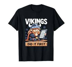 Vikings did it first Bärtiger Wikinger mit Tablet Walhalla T-Shirt von Viking Valhalla Krieger Normanne Kelte Odin Götter