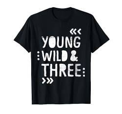 YOUNG WILD AND THREE 3. KINDERGEBURTSTAG DREI JAHRE JUNGE T-Shirt von Wild Birthday