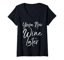 Damen Cute Yoga Spruch Fitness Funny Workout Yoga Now Wine Later T-Shirt mit V-Ausschnitt von Wine Lover Gifts Accessories Enthusiast Designs