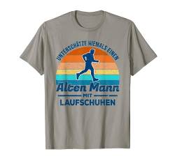 Unterschätze niemals einen alten Mann mit Laufschuhen Spruch T-Shirt von Witzige Laufkleidung für Marathonläufer Geschenk