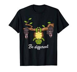 Fledermäuse und Schildkröte Shirt lustiges Be Different T-Shirt von Witzige Yoga und Motivation Geschenk Designs