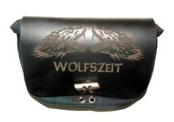 Grüne Kilttasche/Gürteltasche Wolfszeit mit schwarzem Leder und Gravur von Wolfszeit