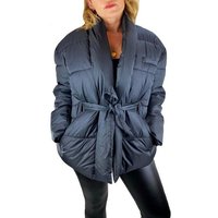 Worldclassca Steppjacke Worldclassca DAMEN WINTERJACKE STEPPJACKE MIT GÜRTEL KURZ OVERSIZED ÜBERGANGSJACKE OUTWEAR HERBST WINTER GESTEPPT WARM LEICHT JACKE BLOGGER FASHION NEU von Worldclassca