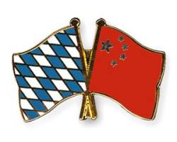 Yantec Freundschaftspin Bayern - China Pin Anstecknadel Doppelflaggenpin von Yantec Pins