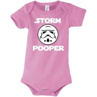 Youth Designz Kurzarmbody Storm Pooper Trooper Baby Body Kurzarm Strampler mit lustigem Spruch & Logo Print von Youth Designz