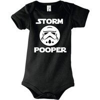 Youth Designz Kurzarmbody Storm Pooper Trooper Baby Body Kurzarm Strampler mit lustigem Spruch & Logo Print von Youth Designz