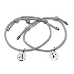 Pärchen Armband mit Initialen | Partnerarmbänder magnetisch als Geschenk für Partner | Armband mit Gravur | Geschenk für Freund, Freundin | Personalisiertes Armband mit Namen Schmuck (Hellgrau) von Zelaro