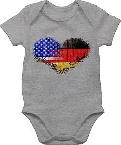 Baby kurzarm Body Strampler - Flaggen - Amerika Deutschland USA Germandy - 3/6 Monate - Grau meliert - deutsch amerikanisch babybody germany babysachen deutsche geschenke für amerikaner - BZ10 von beVintage