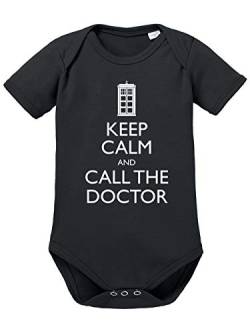 clothinx Keep Calm And Call The Doctor | Serien Zeitreise Text-Design Mit Notruf-Zelle | Perfekt Für Begleiter und Fans des Doktors Baby-Body Bio Schwarz Gr. 74-80 von clothinx