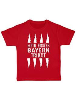 clothinx Mein erstes Bayern Trikot | Lustiges Stadt und Fußballmotiv | Das ist Nachwuchsförderung auf bayrisch | Fußball ist unser Leben 100% Bio Baumwolle Kinder T-Shirt Rot Gr. 104 von clothinx