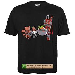 Baby Grogu vs Baby Groot - Herren T-Shirt für Geeks mit Spruch Motiv aus Bio-Baumwolle Kurzarm Rundhals Ausschnitt, Größe L von getDigital