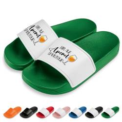 Bin auf Aperol-Spritztour Badelatschen | Slipper | Badeschuhe | Schlappen | Hausschuhe | Pantoletten | Unisex | Urlaub | Malle | JGA | Geschenkidee | Lustige Motive | Rutschfest | Grün | Größe 42 von glitzertassen-de