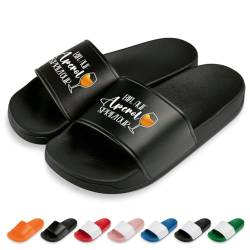 Bin auf Aperol-Spritztour Badelatschen | Slipper | Badeschuhe | Schlappen | Hausschuhe | Pantoletten | Unisex | Urlaub | Malle | JGA | Geschenkidee | Lustige Motive | Rutschfest | Schwarz | Größe 38 von glitzertassen-de