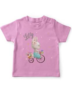 miKalino Baby/Kinder T-Shirt mit Spruch Hase auf Fahrrad mit Namen | Kurzarm Shirt für Jungen und Mädchen | Geschenkidee, Farbe:rosa, Grösse:92-98 von miKalino