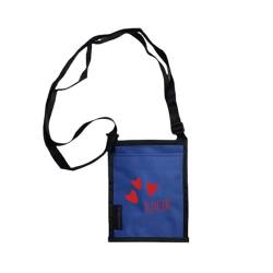 Brustbeutel mit Namen & Herzen Bedruckt | personalisierbare Brusttasche 17x13 cm | zum Umhängen mit Klarsichtfenster für Schülerausweis Buskarte (blau) von minimutz