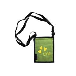 Brustbeutel mit Namen & Herzen Bedruckt | personalisierbare Brusttasche 17x13 cm | zum Umhängen mit Klarsichtfenster für Schülerausweis Buskarte (grün) von minimutz