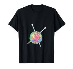 Wollknäuel mit Stricknadeln in Regenbogenfarben T-Shirt von namo-Tee