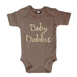 net-shirts Organic Baby Body mit Baby Hobbit Aufdruck Spruch lustig Strampler Babybekleidung aus Bio-Baumwolle mit Zertifikat Inspired by Herr der Ringe, Größe 3-6 Monate, Mokka von net-shirts