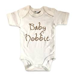 net-shirts Organic Baby Body mit Baby Hobbit Aufdruck Spruch lustig Strampler Babybekleidung aus Bio-Baumwolle mit Zertifikat Inspired by Herr der Ringe, Größe 6-12 Monate, Natur von net-shirts