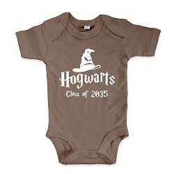 net-shirts Organic Baby Body mit Hogwarts Class of 2035 Aufdruck Spruch lustig Strampler Babybekleidung aus Bio-Baumwolle mit Zertifikat Inspired by Harry Potter, Größe 0-3 Monate, Mokka von net-shirts