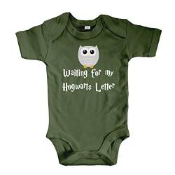 net-shirts Organic Baby Body mit Hogwarts Letter Aufdruck Spruch Motiv süß Cute Strampler aus Bio-Baumwolle Inspired by Harry Potter, Größe 0-3 Monate, Oliv von net-shirts