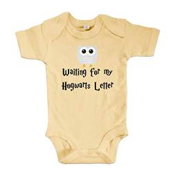 net-shirts Organic Baby Body mit Hogwarts Letter Aufdruck Spruch Motiv süß Cute Strampler aus Bio-Baumwolle Inspired by Harry Potter, Größe 3-6 Monate, Yellow von net-shirts