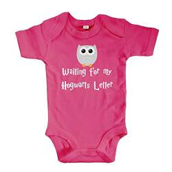 net-shirts Organic Baby Body mit Hogwarts Letter Aufdruck Spruch Motiv süß Cute Strampler aus Bio-Baumwolle Inspired by Harry Potter, Größe 3-6 Monate, pink von net-shirts