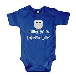 net-shirts Organic Baby Body mit Hogwarts Letter Aufdruck Spruch Motiv süß Cute Strampler aus Bio-Baumwolle Inspired by Harry Potter, Größe 6-12 Monate, blau von net-shirts