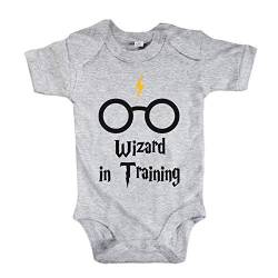 net-shirts Organic Baby Body mit Wizard in Training Aufdruck Spruch Motiv süß Cute Strampler aus Bio-Baumwolle Inspired by Harry Potter, Größe 0-3 Monate, grau von net-shirts