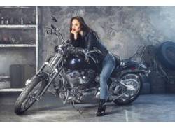 PAPERMOON Fototapete "Frau auf Motorrad" Tapeten Gr. B/L: 4,50 m x 2,80 m, Bahnen: 9 St., bunt Fototapeten von papermoon