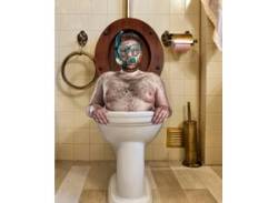 PAPERMOON Fototapete "Mann in Toilette" Tapeten Gr. B/L: 4,00 m x 2,60 m, Bahnen: 8 St., bunt Fototapeten von papermoon