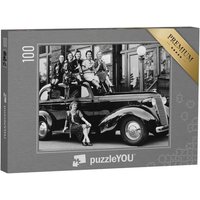 puzzleYOU Puzzle Eine Gruppe junger Frauen auf einem Oldtimer, 100 Puzzleteile, puzzleYOU-Kollektionen Historische Bilder von puzzleYOU