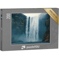 puzzleYOU Puzzle Frau mit Blick auf Wasserfall, Skógafoss, Ísland, 200 Puzzleteile, puzzleYOU-Kollektionen von puzzleYOU