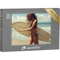 puzzleYOU Puzzle Junge Frau mit ihrem Surfbrett, 200 Puzzleteile, puzzleYOU-Kollektionen Sport von puzzleYOU