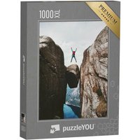 puzzleYOU Puzzle Mann springt über Kjeragbolten in Norwegen, 1000 Puzzleteile, puzzleYOU-Kollektionen Norwegen, Skandinavien von puzzleYOU