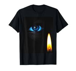 Kerze Flamme Blaues Auge Mensch Portrait Kunst T-Shirt von @rtY