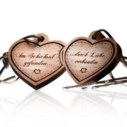 Herz aus Holz - 2er Set Schlüsselanhänger in Herzform – Liebesgeschenk mit vorgraviertem Text: Im Schicksal gefunden ... durch Liebe verbunden von schenkYOU®