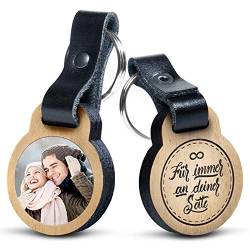 Premium „Für immer an deiner Seite“ - Foto-Schlüsselanhänger aus Eichenholz mit Gravur und kratzfestem Foto in Farbe - personalisierte Geschenkidee für Muttertag, Vatertag von schenkYOU
