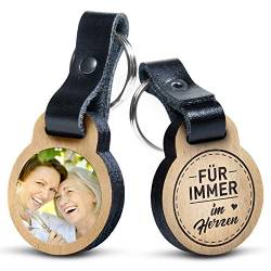 Premium „Für immer im Herzen“ - Foto-Schlüsselanhänger aus Eichenholz mit Gravur und kratzfestem Foto in Farbe - personalisierte Geschenkidee für Muttertag, Vatertag von schenkYOU