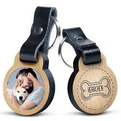 Premium „Herrchen“ - Foto-Schlüsselanhänger aus Eichenholz mit Gravur und kratzfestem Foto in Farbe - personalisierte Geschenkidee für Muttertag, Vatertag von schenkYOU
