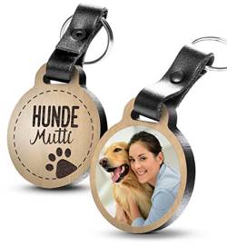 Premium „Hunde Mutti“ - Foto-Schlüsselanhänger aus Eichenholz mit dunklem Echtleder und Gravur - personalisierte Geschenkidee für Muttertag, Vatertag von schenkYOU