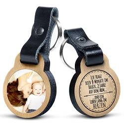 Premium „Ich trage dich 9 Monate im Bauch...“ - Foto-Schlüsselanhänger aus Eichenholz mit Gravur und kratzfestem Foto in Farbe - personalisierte Geschenkidee für Muttertag, Vatertag von schenkYOU