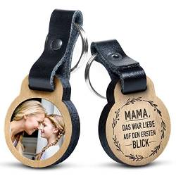 Premium „Mama das war Liebe auf den ersten Blick“ Foto-Schlüsselanhänger aus Eichenholz mit Gravur und kratzfestem Foto in Farbe - personalisierte Geschenkidee für Muttertag, Vatertag von schenkYOU