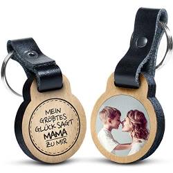 Premium „Mein größtes Glück sagt Mama zu mir“ - Foto-Schlüsselanhänger aus Eichenholz mit Gravur und kratzfestem Foto in Farbe - personalisierte Geschenkidee für Muttertag, Vatertag von schenkYOU