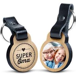 Premium „Super Oma“ - Foto-Schlüsselanhänger aus Eichenholz mit Gravur und kratzfestem Foto in Farbe - personalisierte Geschenkidee für Muttertag, Vatertag von schenkYOU