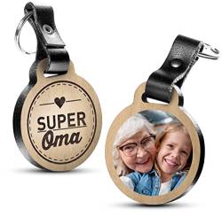 Premium „Super Oma“ - Foto-Schlüsselanhänger aus Eichenholz mit dunklem Echtleder und Gravur - personalisierte Geschenkidee für Muttertag, Vatertag von schenkYOU