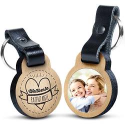 Premium „Weltbeste Patentante“ - Foto-Schlüsselanhänger aus Eichenholz mit Gravur und kratzfestem Foto in Farbe - personalisierte Geschenkidee für Muttertag, Vatertag von schenkYOU